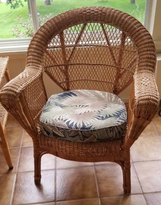 lot 11 image: Luxurious Wicker Rocking Chair and Side Table