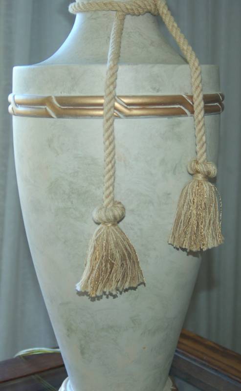 lot 43 image: Beautiful White Vase Lamp