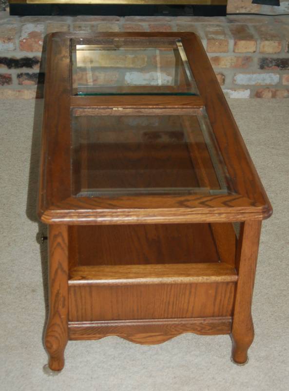 lot 25 image: Classic Glass Top Coffee Table