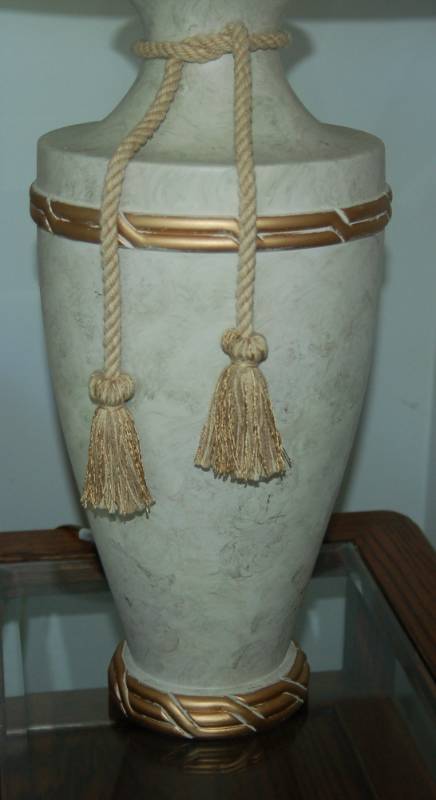 lot 42 image: Beautiful White Vase Lamp