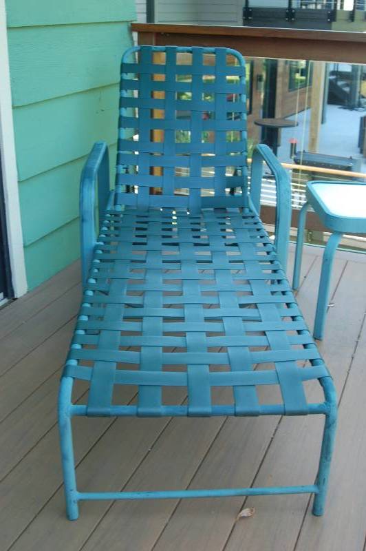 lot 13 image: Outdoor Lounge Chair with Side Table