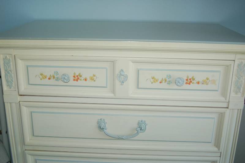 lot 32 image: Cute White Dresser