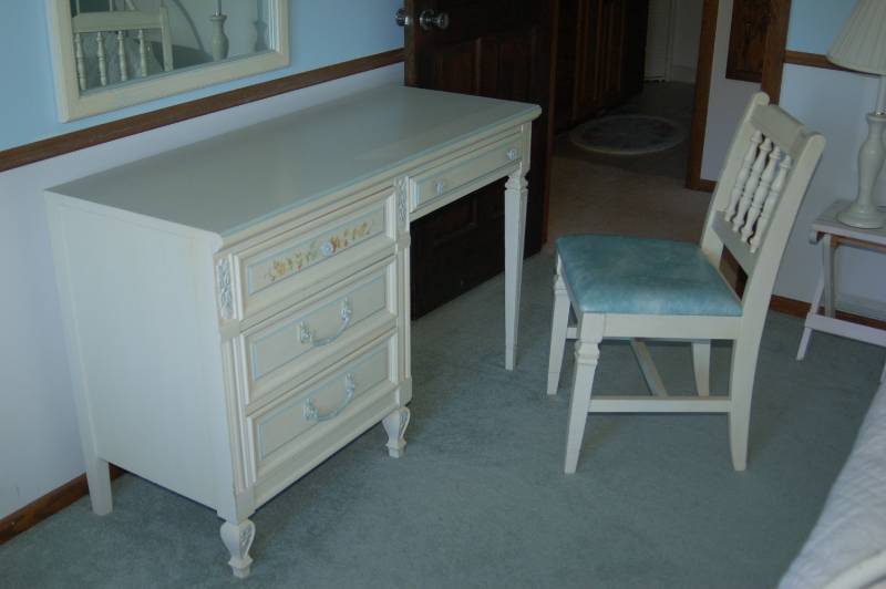 Cute White Vanity With Chair Exquisite Mound Moving Sale