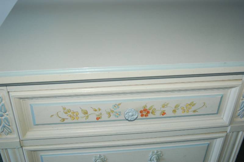 lot 30 image: Cute White Vanity with Chair