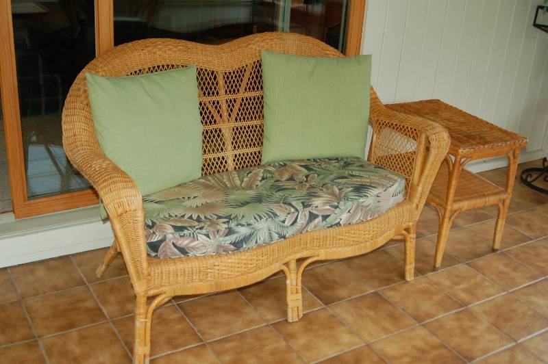 lot 10 image: Luxurious Wicker Love Seat and Coffee Table