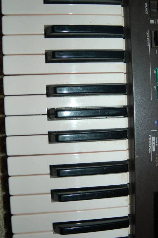 lot 28 image: Yamaha DX 21 Electric Keyboard