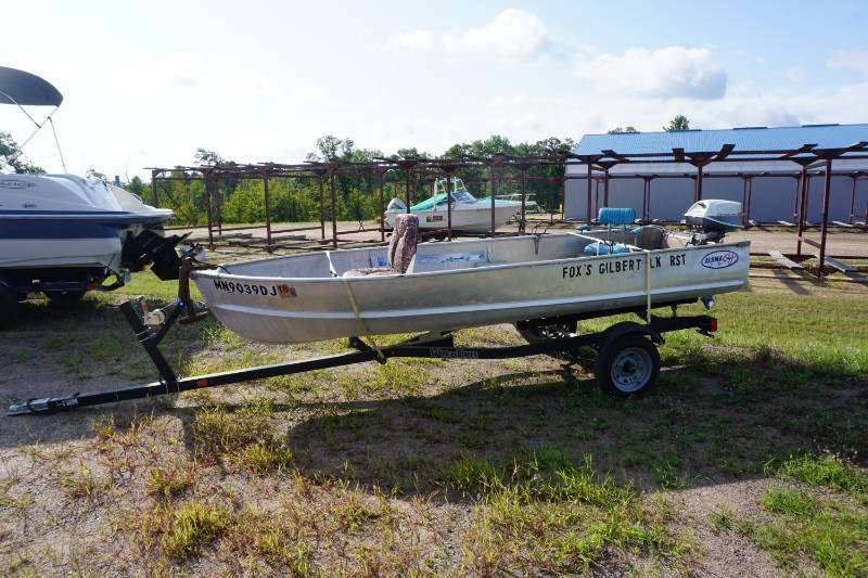 lot 12 image: 2000 Alumacraft 14 Fishing Boat With Trailer
