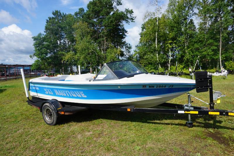 lot 5 image: 1990 Correct Craft Ski Nautique 20 Open Bow Ski Boat With Trailer