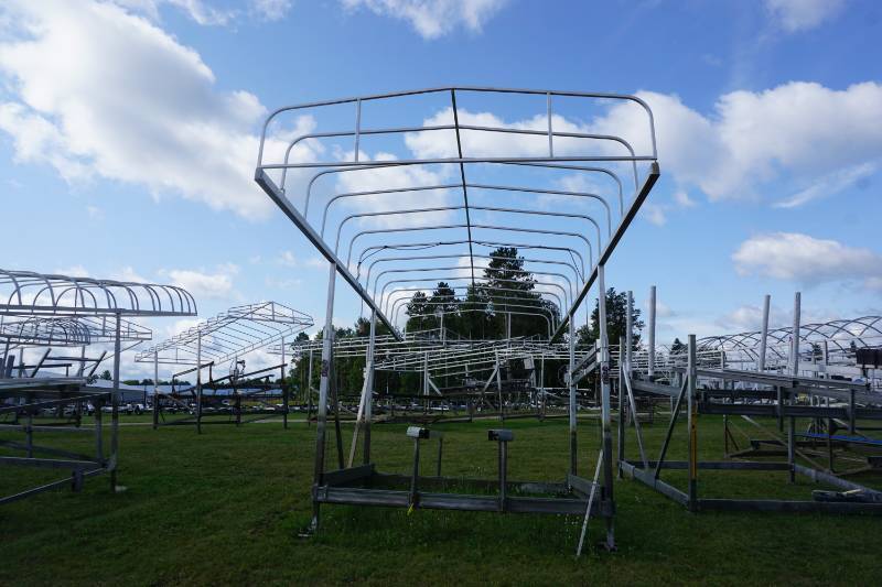 lot 15 image: Floe Brand 5000 Lb Hydraulic Boat Lift