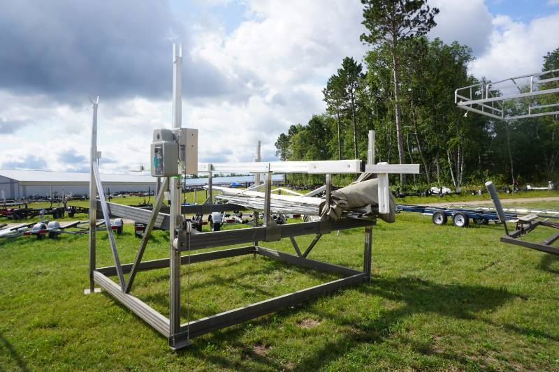 lot 28 image: Beach King 4000 Boat Lift With Electric Lift Motor