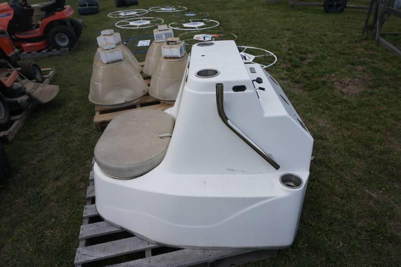 lot 87 image: Pontoon Boat Driver Control Console