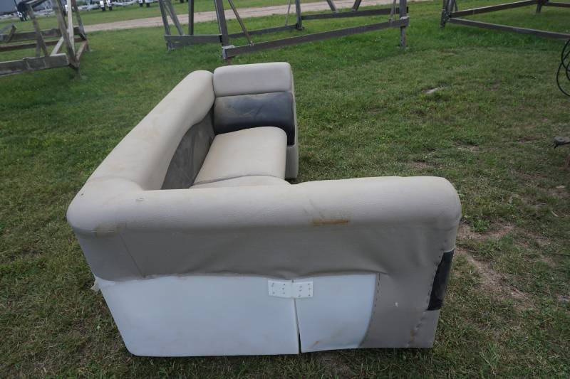 lot 88 image: Premier Pontoon L Shaped Cushioned Seat Section