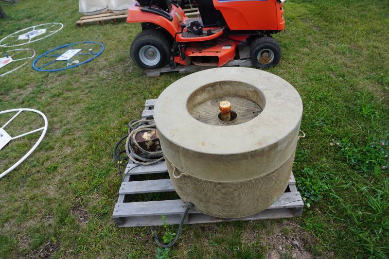 lot 90 image: Large Electric LakePond Fountain With Pump