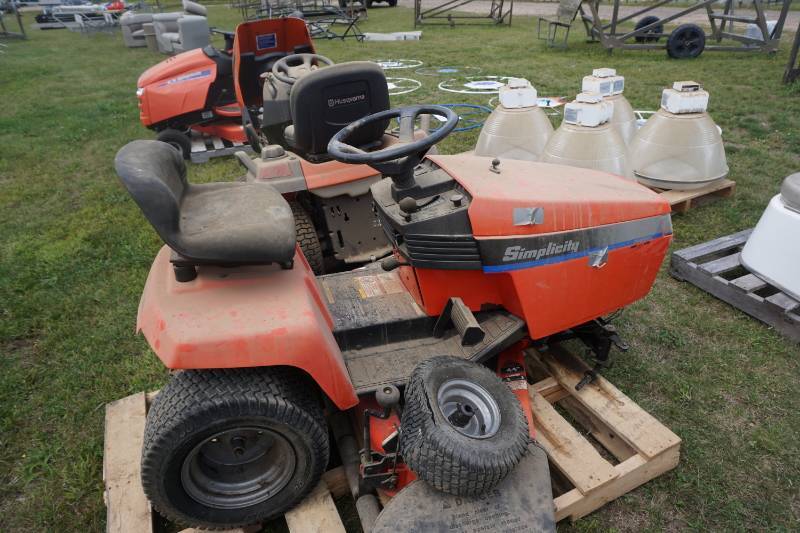 lot 93 image: Simplicity Hydro 16 Garden Tractor Lawn Mower