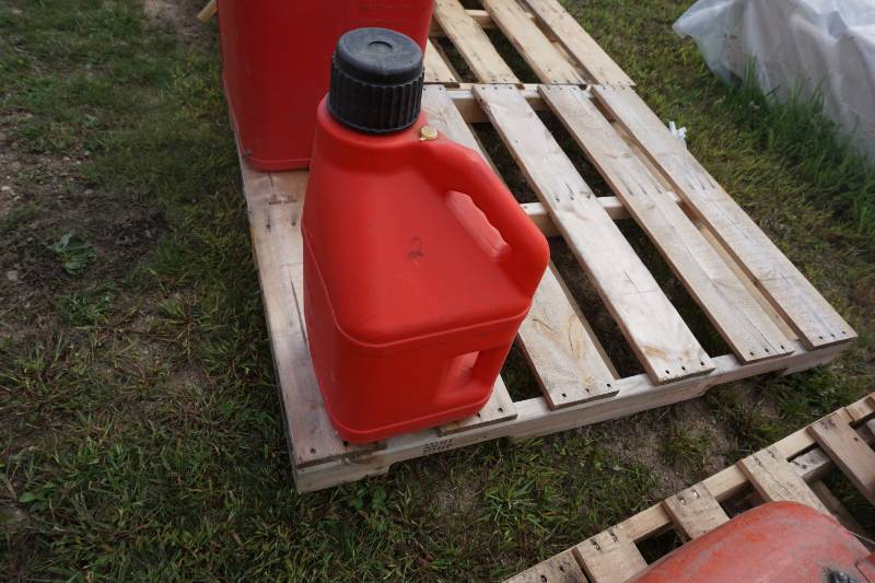 lot 96 image: Flo Brand 5 Gallon Gas Can