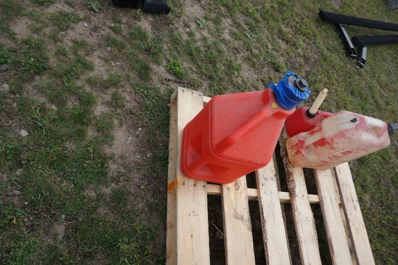 lot 98 image: Flo Brand 5 Gallon Gas Can
