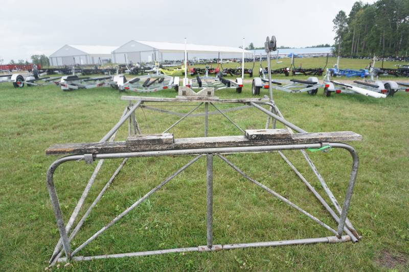 lot 104 image: Light Duty Fishing Boat Boat Lift