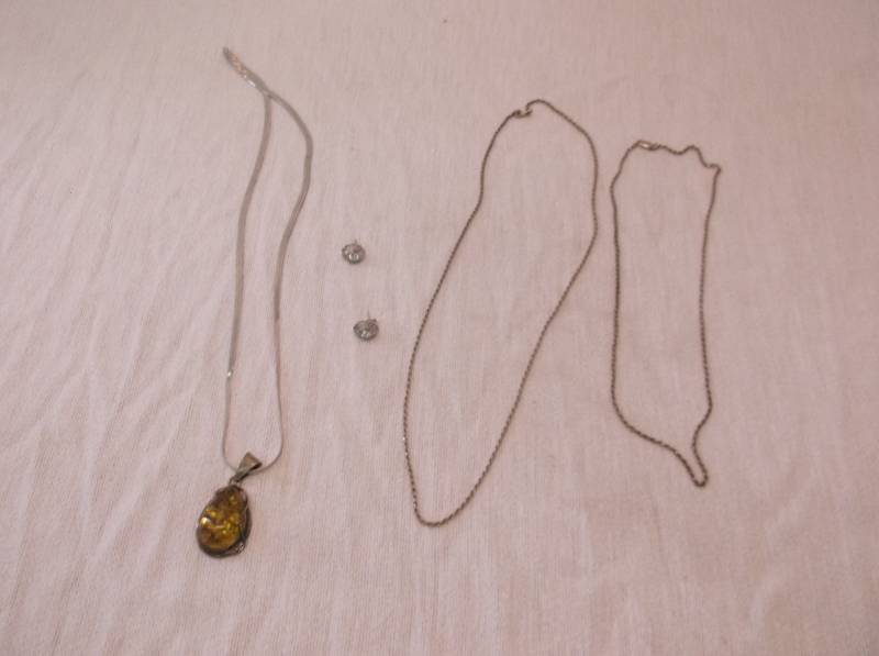 lot 1 image: Jewelry