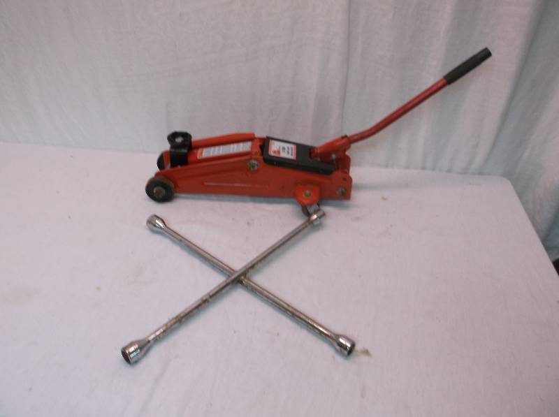 lot 50 image: Floor Jack