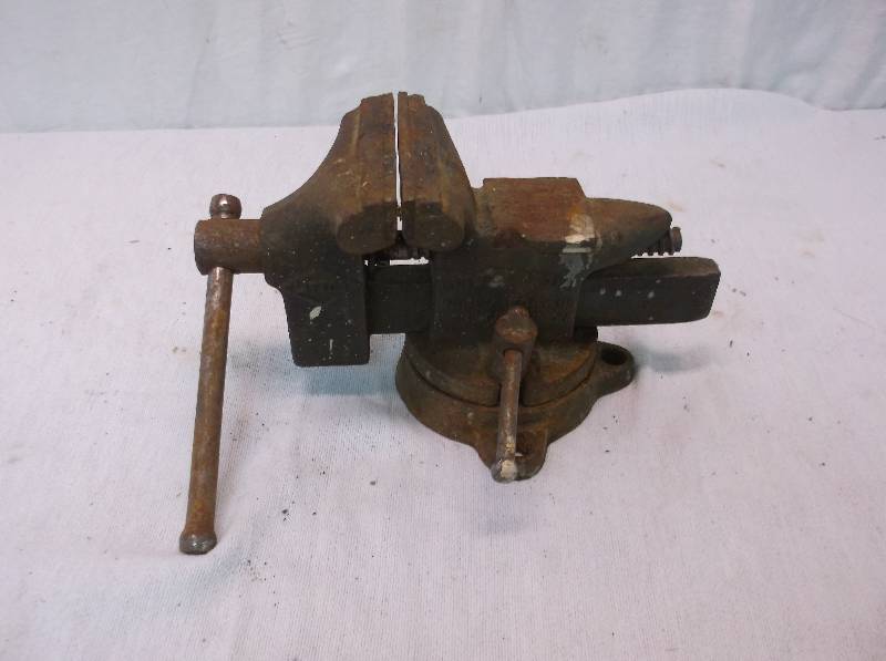 lot 82 image: Bench Vise