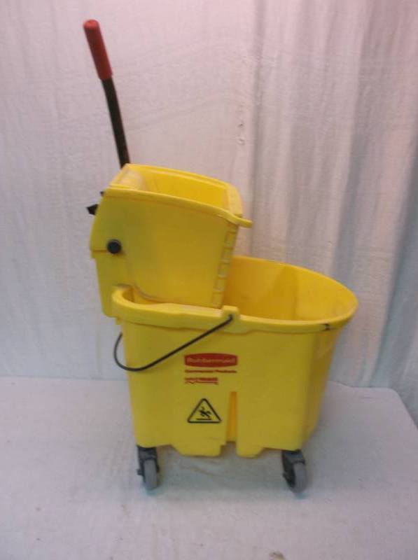 lot 85 image: Rubbermaid