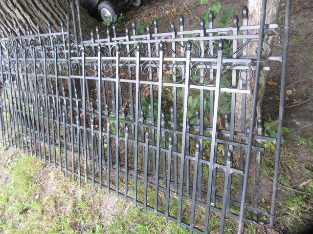 lot 6 image: Garden Fencing