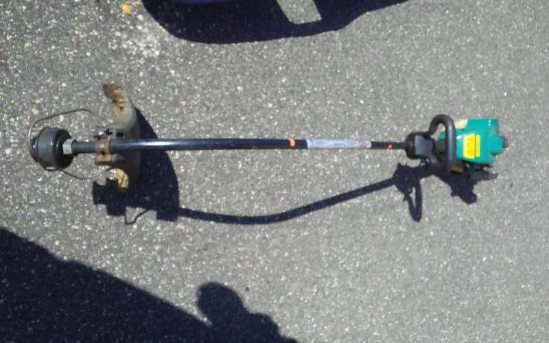 lot 3 image: Weed Eater Twist N Edge Trimmer Weed Whip