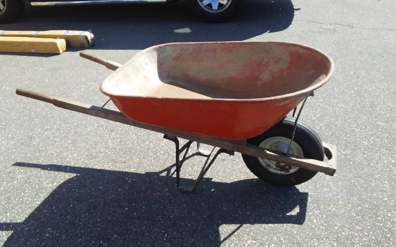 lot 4 image: Wheelbarrow