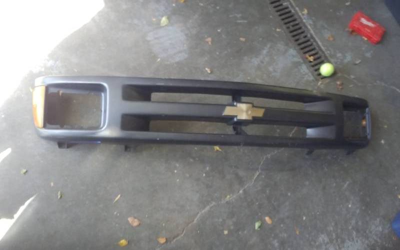 lot 32 image: 1994-97 Chevy S-10 Grill
