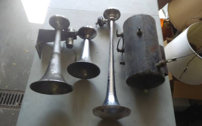 lot 34 image: 3-Air Horns With Air Tank