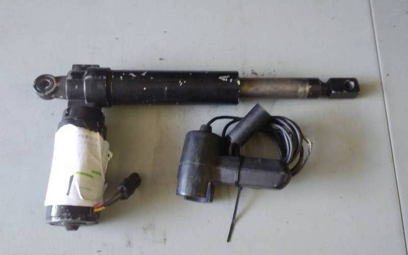 lot 51 image: Linear Actuator, Winch Remote