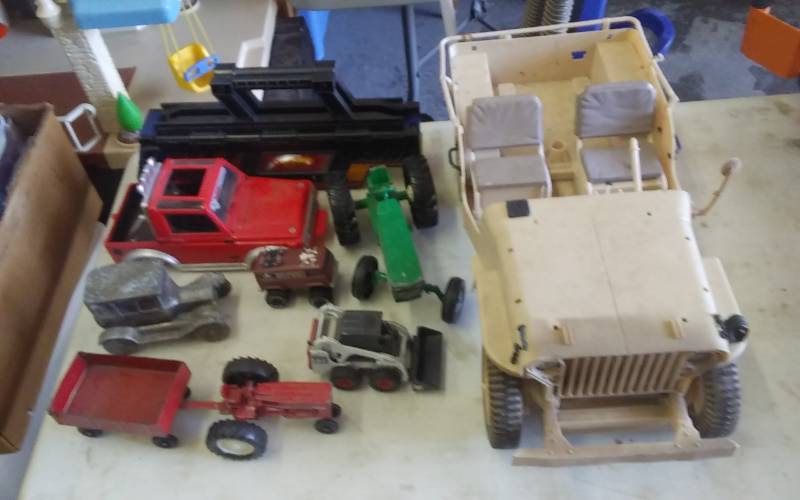 lot 92 image: Toy Trucks & Tractors