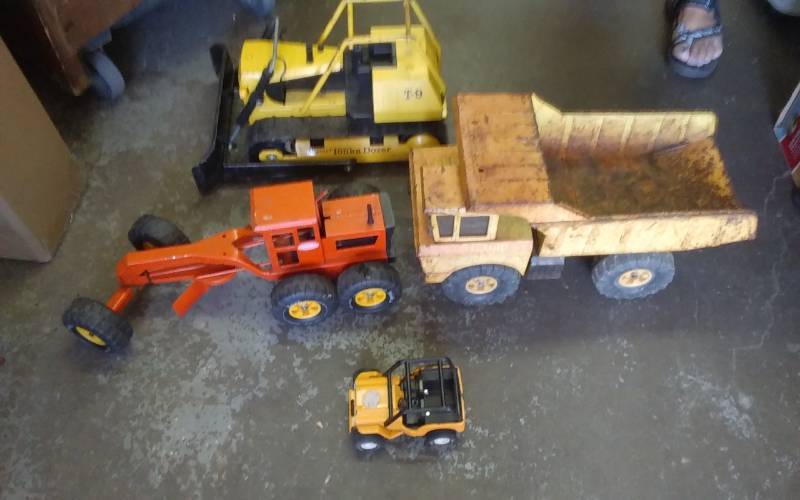 lot 94 image: Tonka Trucks-Dump Truck, Mighty Dozer, Road Grader Jeep