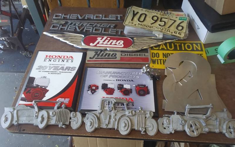 lot 117 image: Wall Decor, 3-Vintage Sexton Metal Cars, Misc