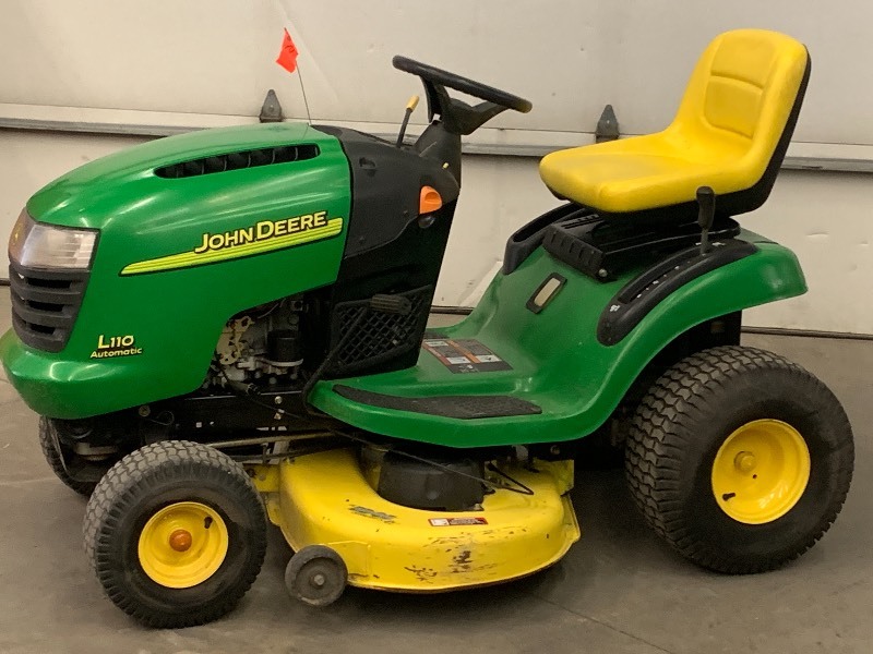 lot 6 image: John Deere L110-Automatic Lawn Tractor