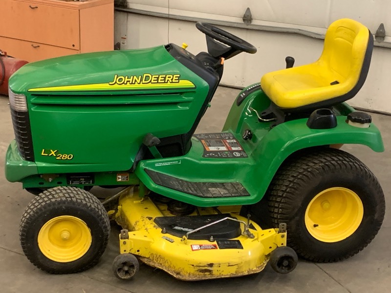 lot 4 image: John Deere LX280 Lawn Tractor