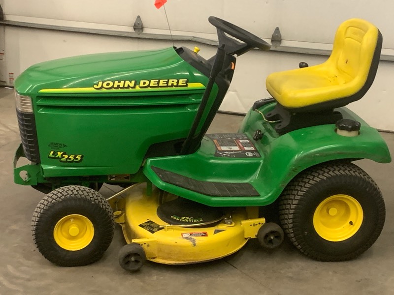 lot 10 image: John Deere LX-255 Lawn Tractor