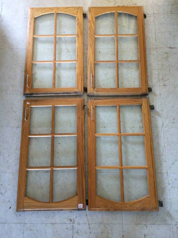 lot 19 image: Cabinet doors