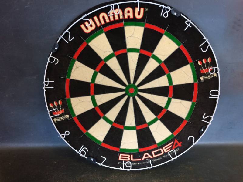 lot 28 image: Winmau Dartboard
