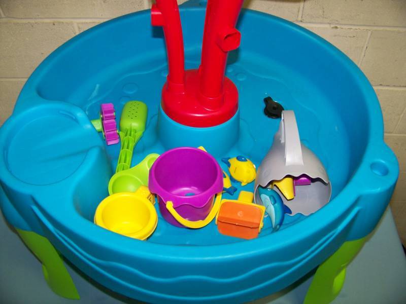 lot 82 image: Kids Outdoor Water  Sand Toy with Shovels and Buckets