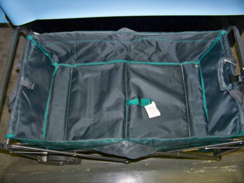 lot 95 image: Collapsible Pull Wagon with Telescoping Handle