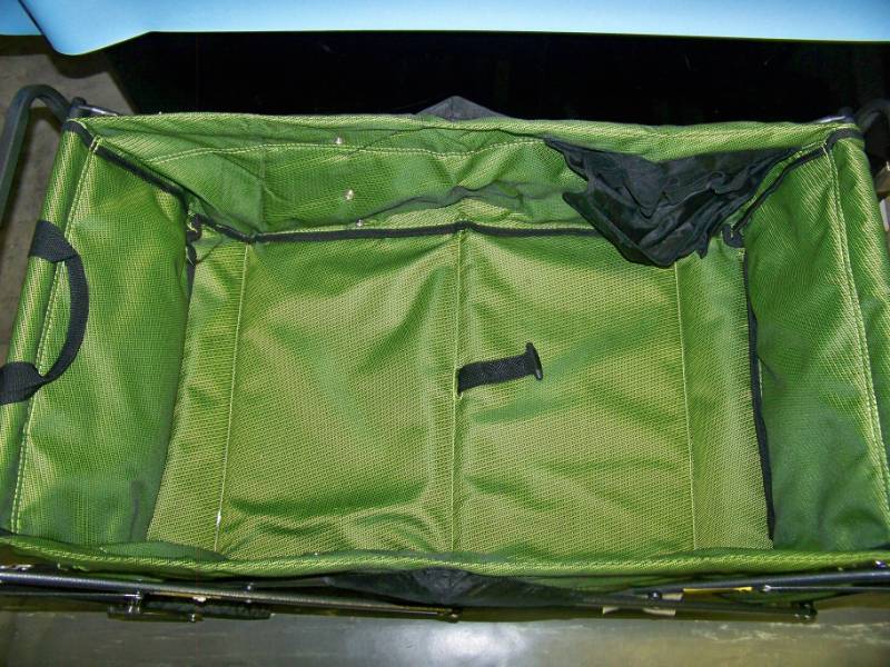 lot 99 image: Collapsible Pull Wagon with Telescoping Handle