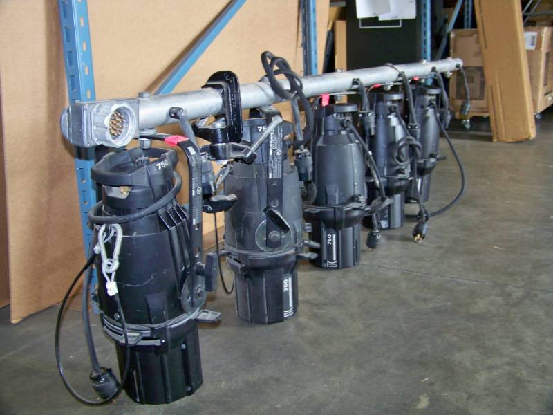 lot 69 image: (5) ETC, Source Four 750, Stage  Studio  Theater Lights  Spotlights on Hanging Powered Light Bar