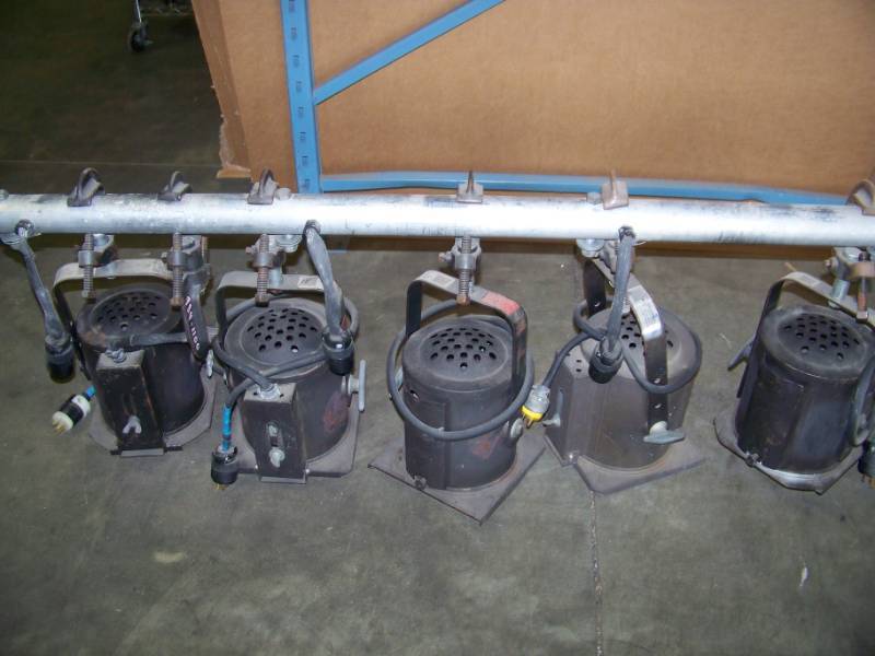 lot 70 image: (5) Stage  Studio  Theater Lights  Spotlights on Hanging Powered Light Bar