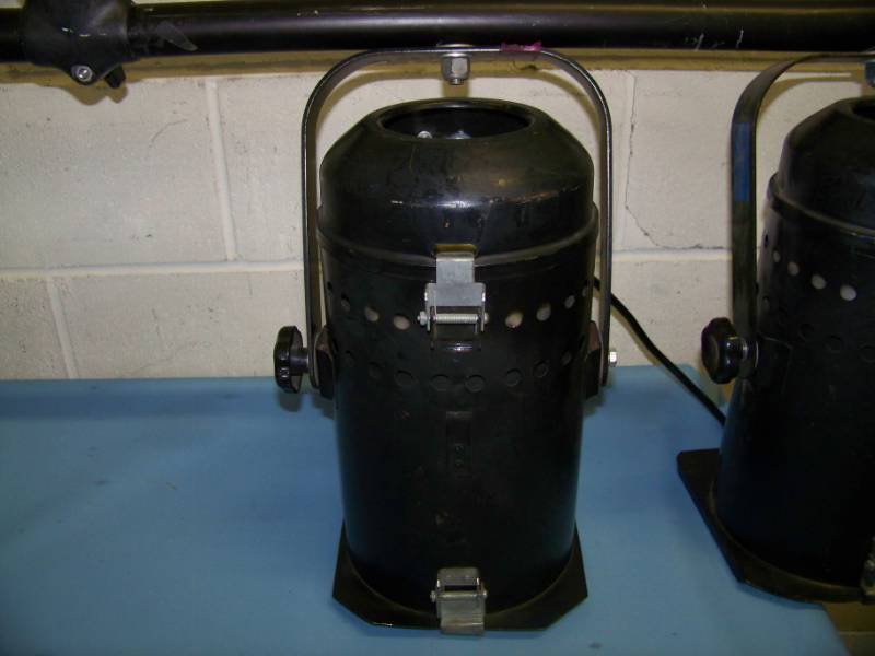 lot 71 image: (4) Stage  Studio  Theater Lights  Spotlights on Hanging Light Bar