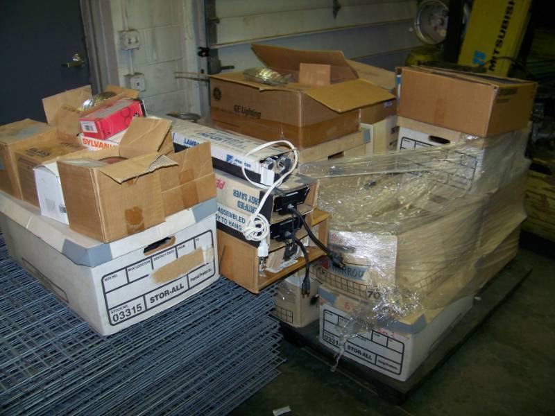 lot 118 image: (LARGE LOT - FULL PALLET) Miscellaneous Light Bulbs  Lamps