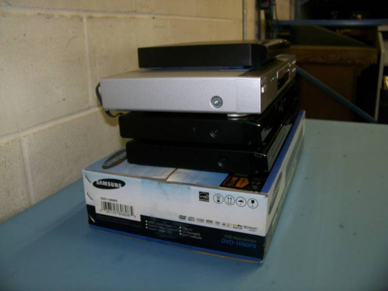lot 136 image: (5) DVD Players