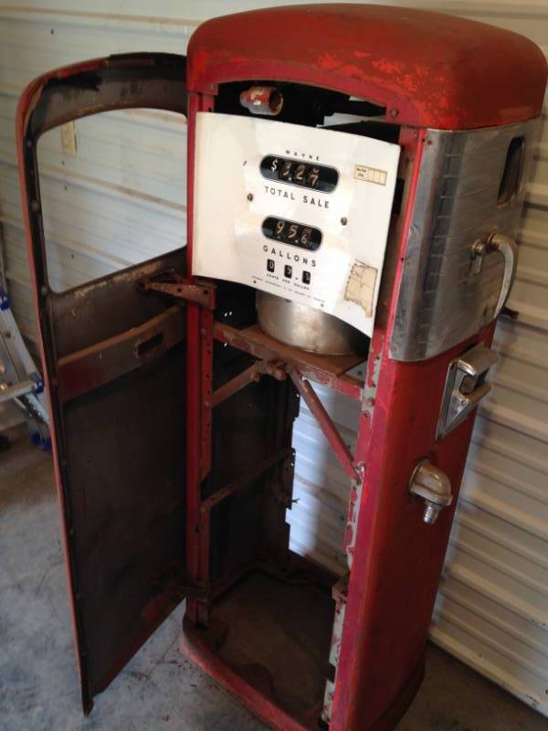 lot 1 image: Antique Gas Pump (Wayne, Heil, Gisholt)