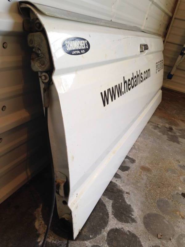 lot 6 image: 1992 Ford F-150 Tailgate (Hedahls decal)
