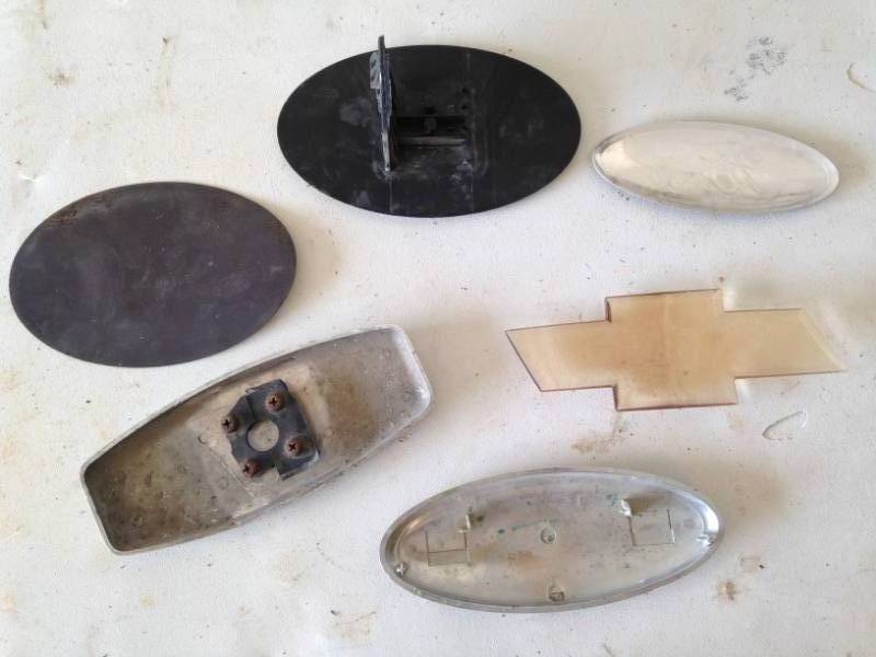 lot 23 image: 6 Misc Auto emblems (Ford, Chevy, GMC)